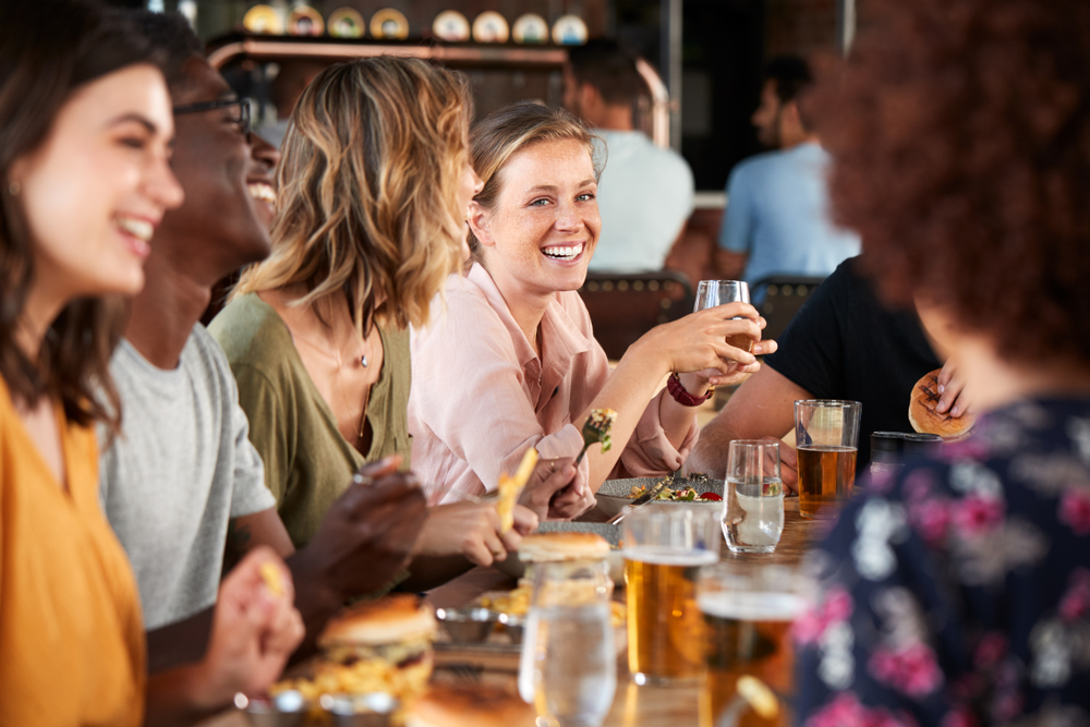 Group,Of,Young,Friends,Meeting,For,Drinks,And,Food,In